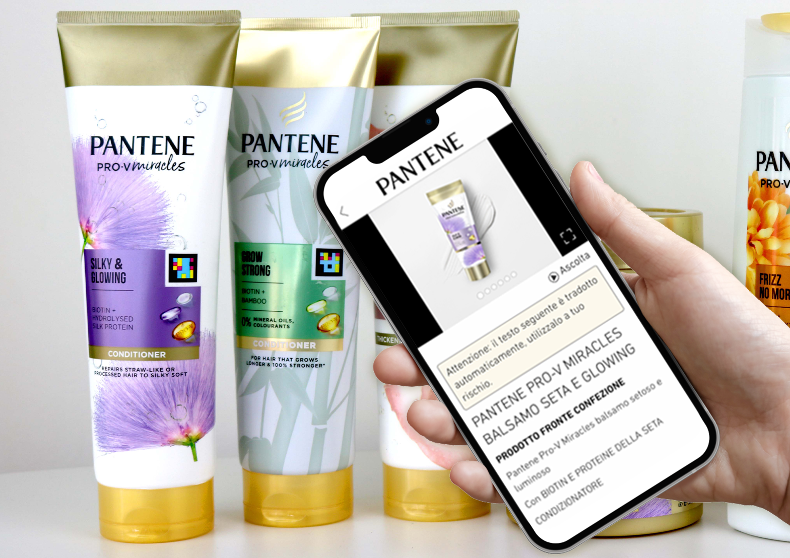 confezione di prodotto Pantene con codice Navilens e smartphone con visualizzato il contenuto leggibile con l'app Navilens GO e a seguire due smartphone con visualizzato il contenuto leggibile con l'app Navilens